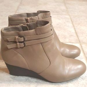 👑 Naturalizer gray booties size 9W wide